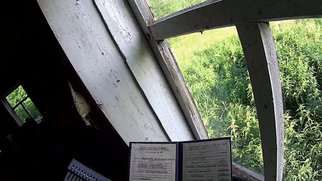 Заброшенная деревня в глуши Ярославской области. Они бросили всё, мебель, документы, фотографии