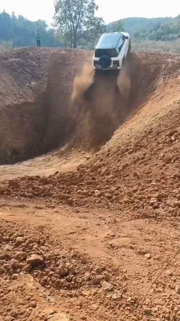 3.5 тонны заскакивает на гору