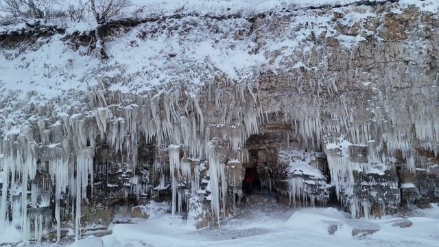 У подножия Детей горы и Молодецкого кургана. 
Шикарные ледяные наросты...
