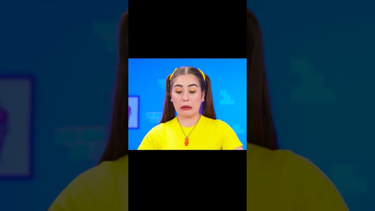 девушка в желтом наливает картофель фри