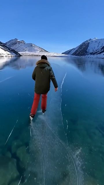 Кажется, что я стою в воздухе. На самом деле — это лёд Аляски.  ❄️