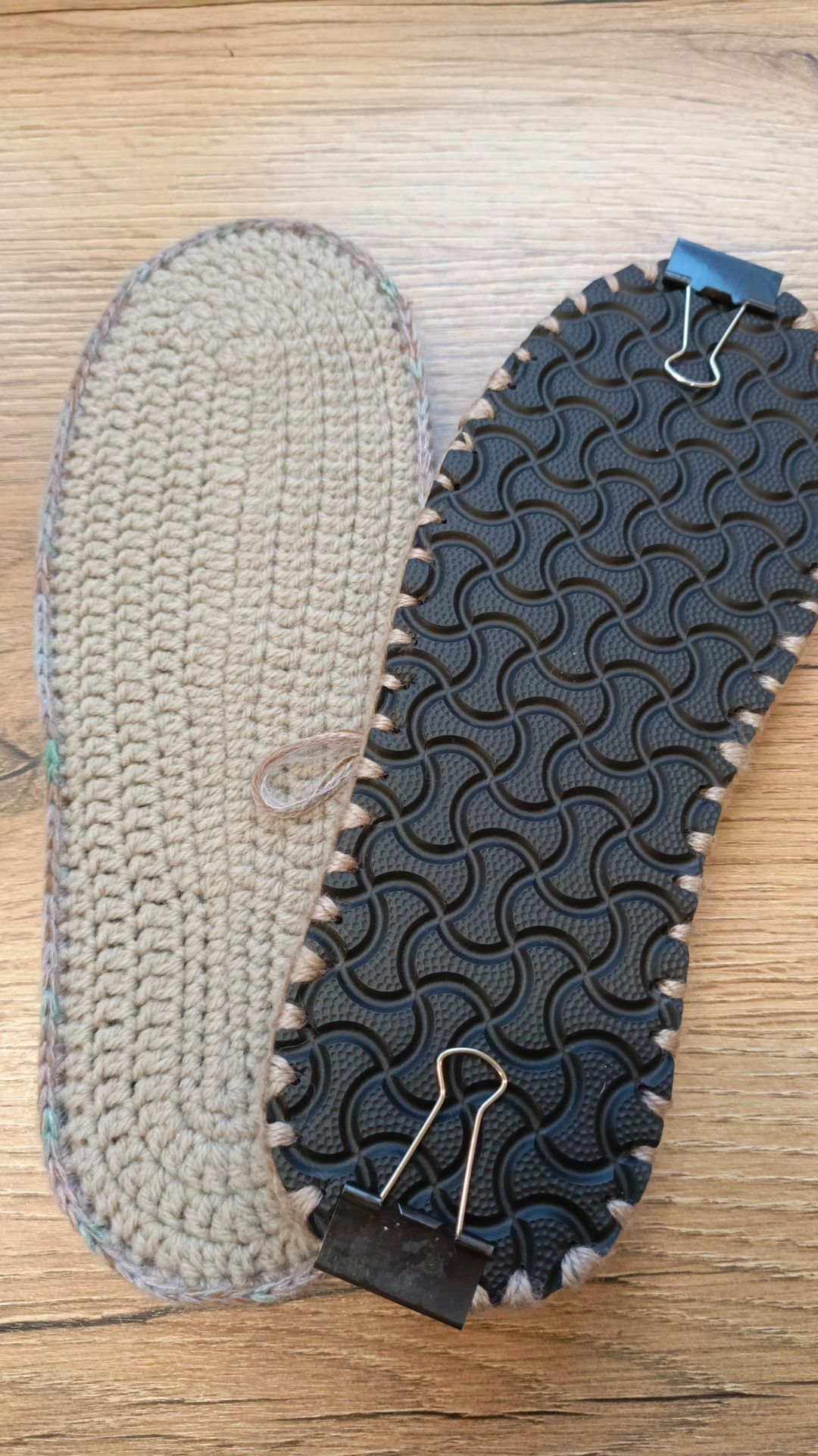 Изменится ли внешний вид тапочка , если внутренняя стелька связана другим цветом пряжи .