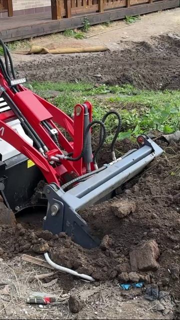 Мини-погрузчик Диктум: выборка грунта