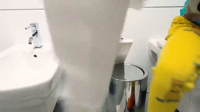 Мистер Макс и Мисс Кейти кушают завтрак и играют с смешным котом