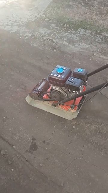 вибро плита в работе