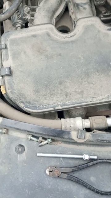 Свечи меняем на Лада Ларгус Кросс  своими руками 129 мотор 16 клапанный двигатель ВАЗ