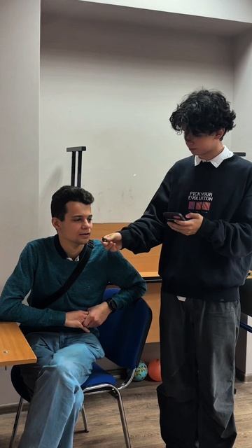 Парни и девушки отвечают на вопросы из по Библии