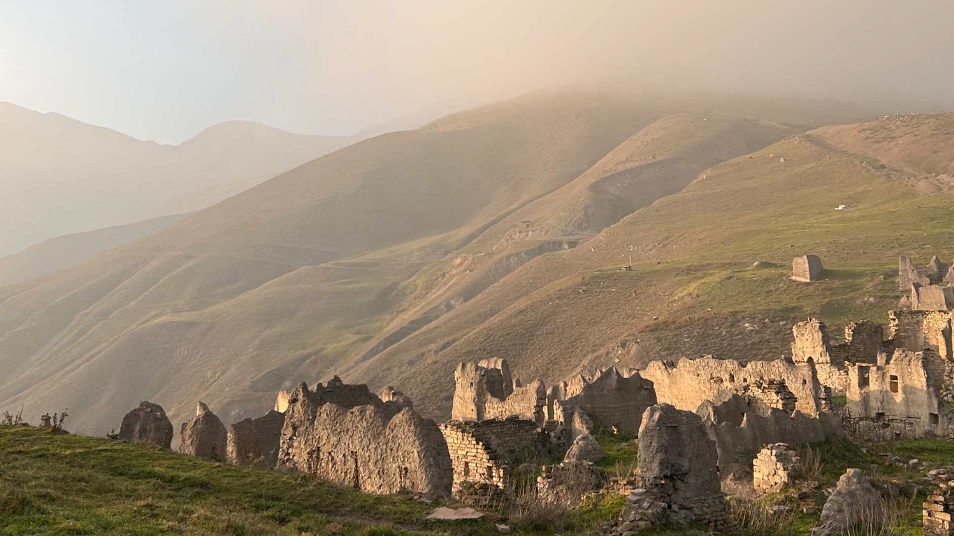 Туманный день в заброшенном селе Верхняя Филя