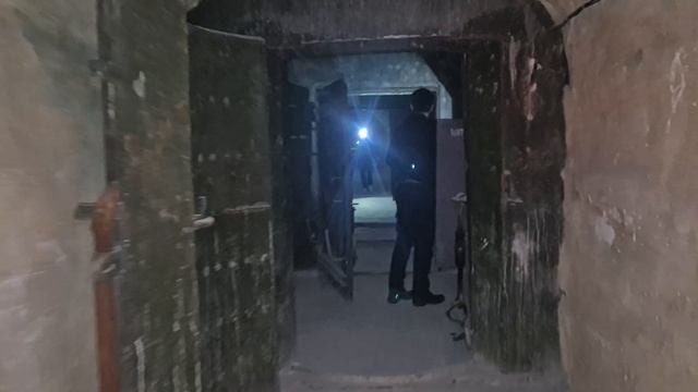 скальный бункер.