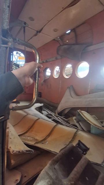 заброшенный самолет в ангаре