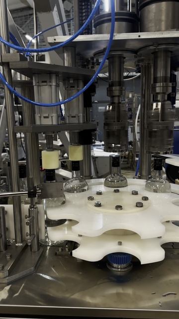 Укупорочный автомат для стеклянных бутылок с винтовой алюминиевой крышкой!