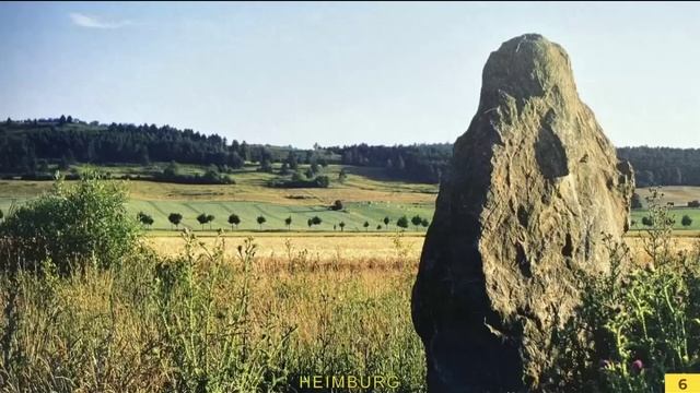 Слово «менгир» заимствовано из бретонского языка и означает «длинный камень».