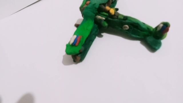 слепил самолёт из пластилина