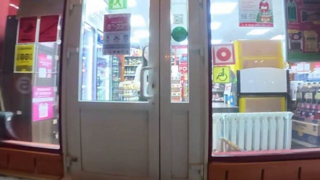 0119 (4) на крыльце магазина