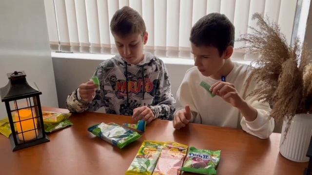 пробуем  кислые вкусности и оцениваем их!!! #сладости # вкусности# кислые!!!!!!