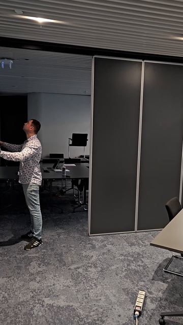 Процесс открытия черной раздвижной стены в Москва-Сити! 🏙️