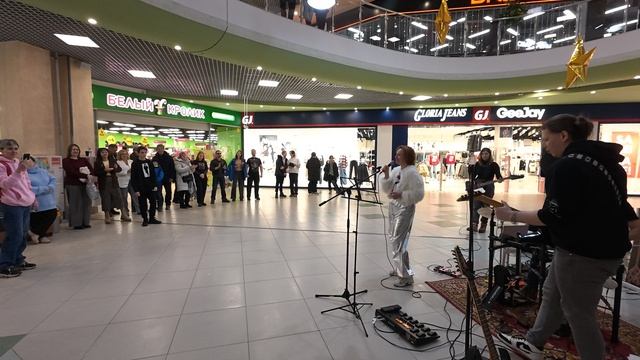 Катя Энсо - НЕ Ботан выступление на музыкальной площадке в ТЦ Манеж