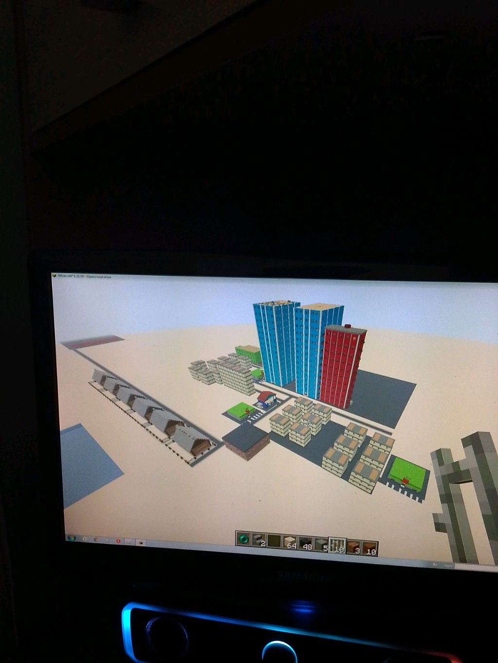 выживаю,строю город,играю в бед варс