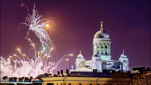 Хельсинки, Новогодний салют в центре на фоне Кафедрального собора