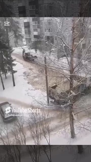 Попытка жительницы Ленобласти похвалить дорожников на камеру закончилась эпичным фиаско.