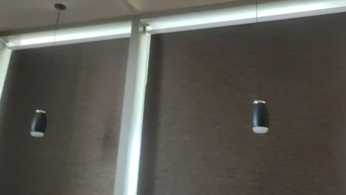 Рулонные шторы BLACK-OUT в системе MG II для блокировки солнечного света.