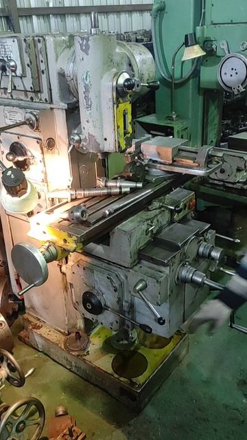 6р80ш Широкоуниверсальный фрезерный станок. Видео в работе