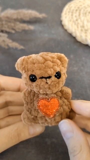 Маленький плюшевый брелок - мишка крючком