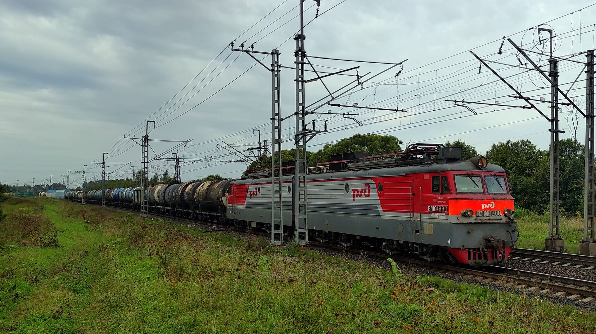 Электровоз ВЛ10У-880 с грузовым поездом