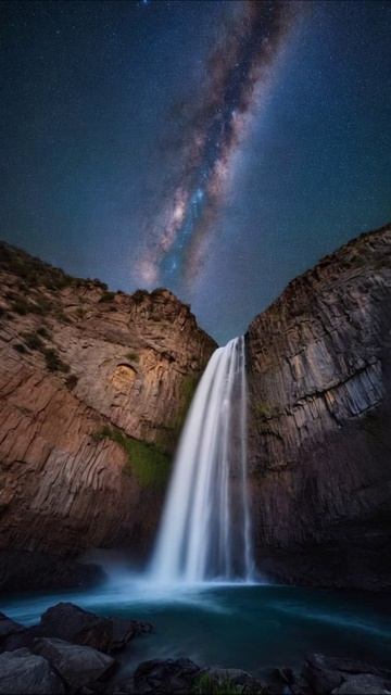 Ночной водопад под звездами #природа #водопад #ночноеНебо