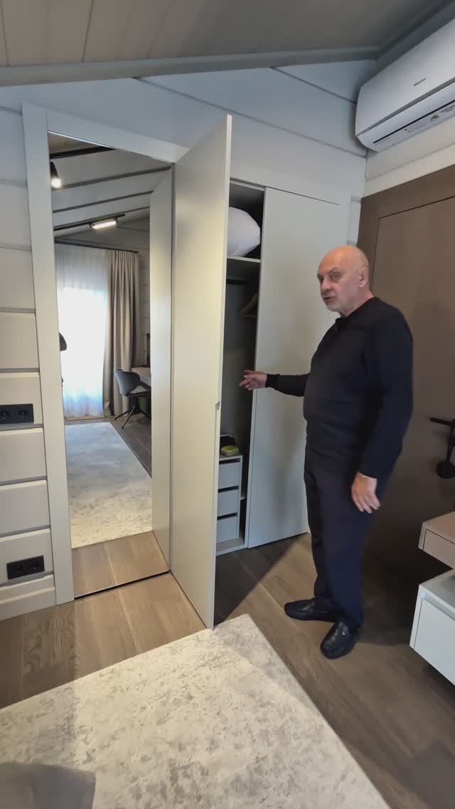 Встроенная мебель — идеальное решение для небольших и невысоких комнат