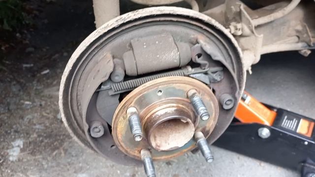 Замена задних тормозных колодок на Шевроле Кобальт