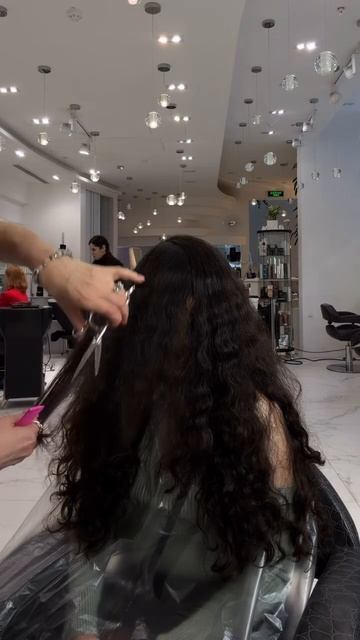 Стрижка без стрижки.
Специальная техника каскада на кудрявые волосы с сохранением длины.