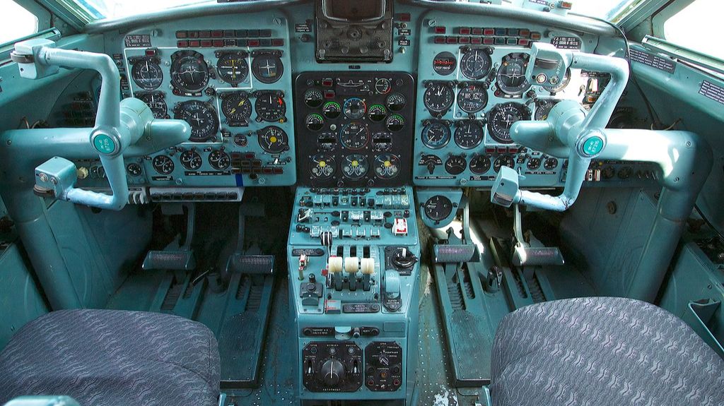 ЦВЕТ КОКПИТА И НИШ ШАССИ САМОМУ