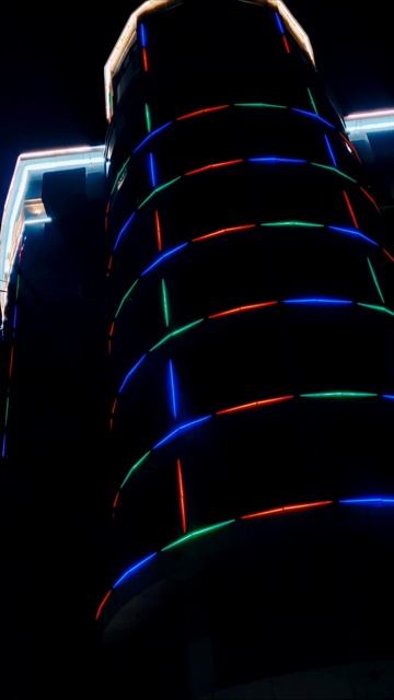 Яркие огни фасада