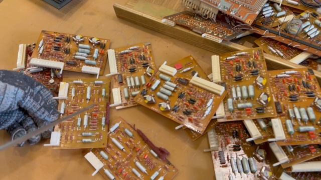 В разборе ЭЛЕКТРОМУЗЫКАЛЬНЫЙ ИНСТРУМЕНТ 