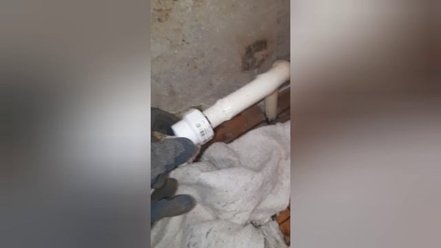 Замена аварийного радиатора отопления в квартире !