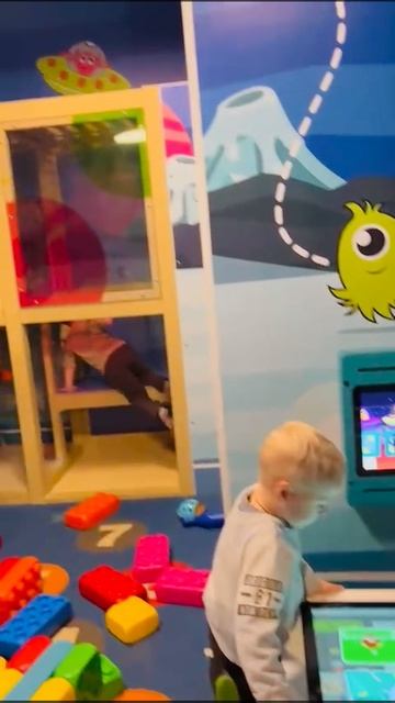 Игровая комната в ресторане. Дети играют.