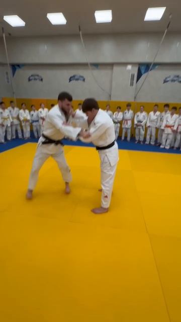 Аюб Блиев продемонстрировал
младшим товарищам из 