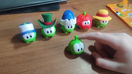 Ням ням идут на прогулку. Играют в автоматы с игрушками, распаковка новой игрушки.