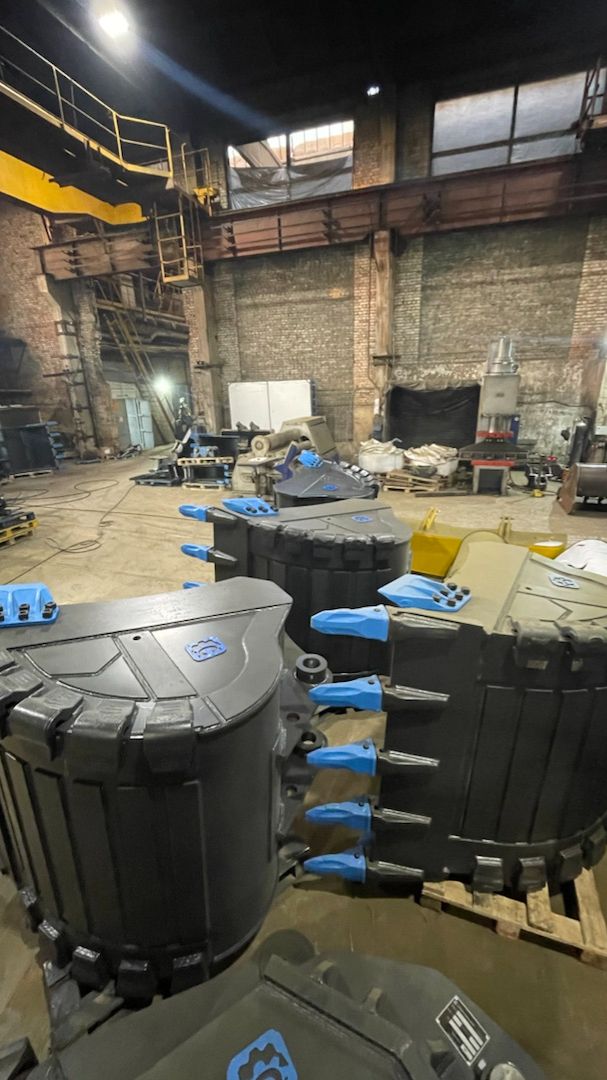 Отгрузка скальных усиленных ковшей в ХМАО для работ на экскаваторах Komatsu РС300