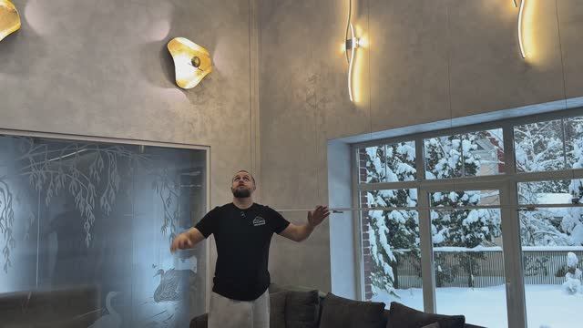 Обзор натяжных потолков для большого дома: световые линии и интересные функциональные решения