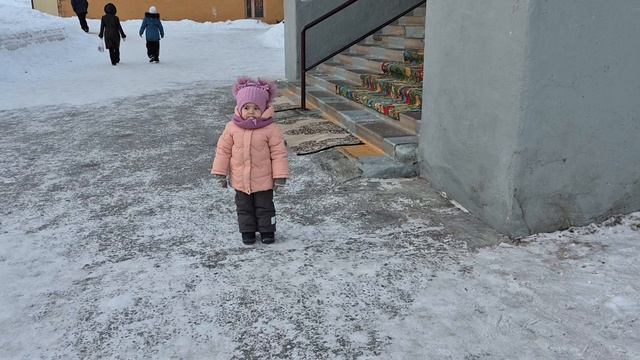Тамерлан и Асель в школьном дворе