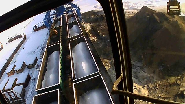 Работа на портальном кране 20(Выгружаем щебень)