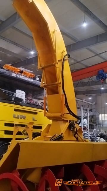 Гидравлический желоб для скоростной погрузки снега в самосвал.