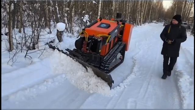 Работа УМ 1700 с отвалом для уборки снега на грунтовой дороге