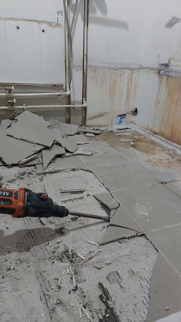 Демонтажные работы в санузле.