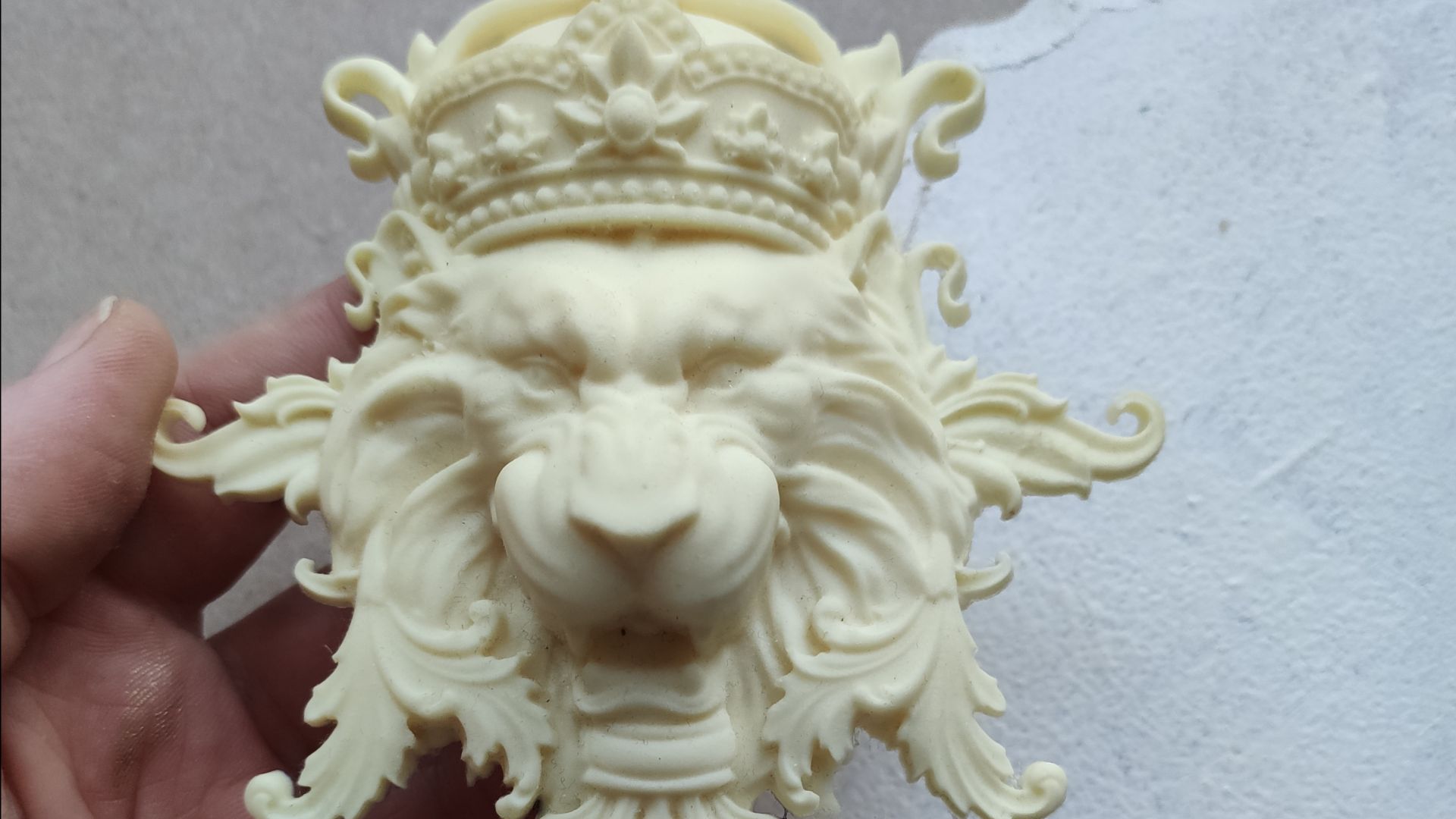 Брутальная ключница с лепниной. Как можно использовать лепной декор