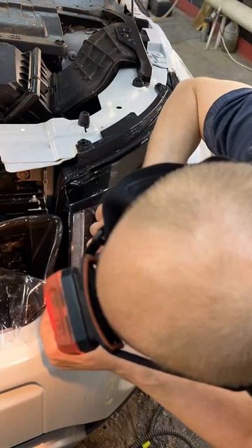 Восстановили и защитили передние фары на Range Rover Evoque.