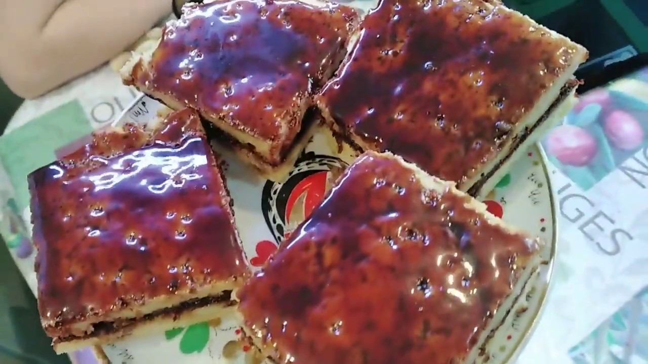 Быстрый пирог Манник на кефире с изюмом и шоколадной глазурью.