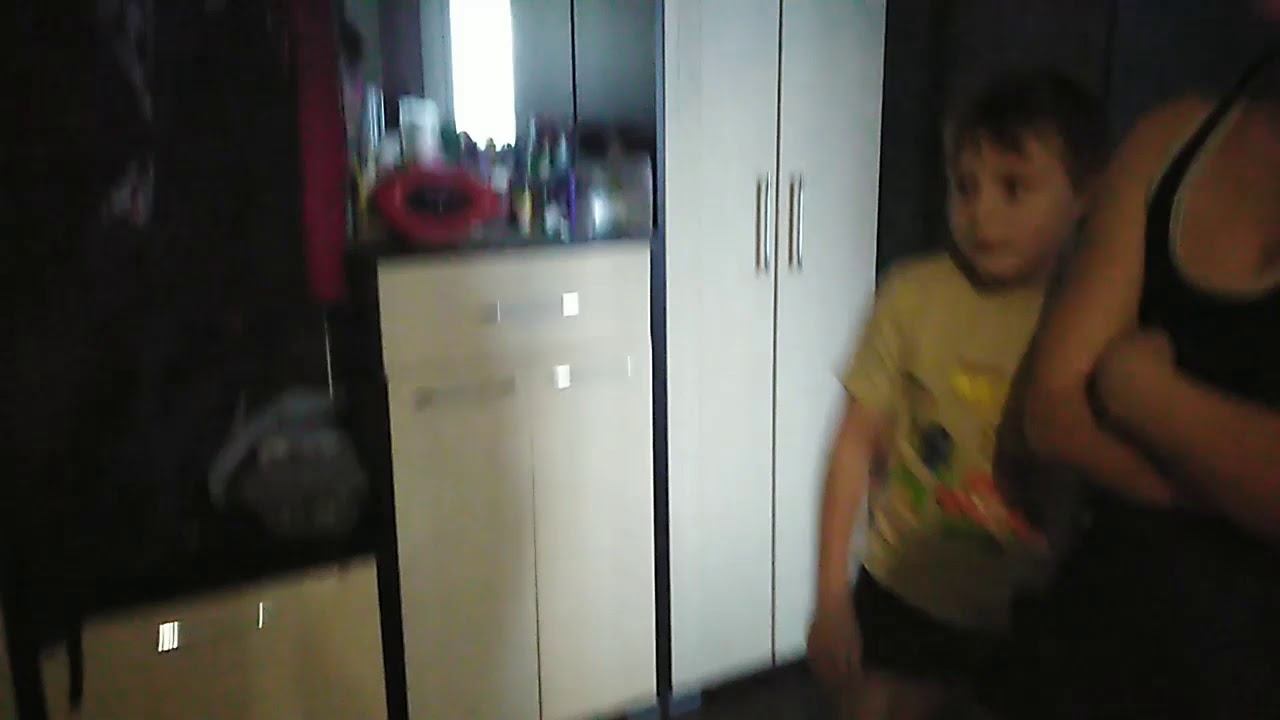 Ура! Родители приехали! Бежала бабушка, обгоняя внуков.